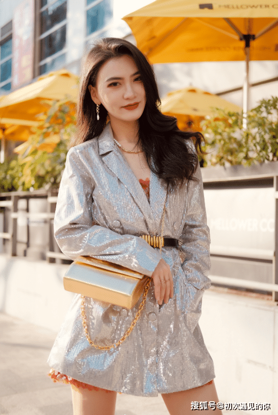 原创银色西装外套搭配黑色长筒靴高冷又美艳