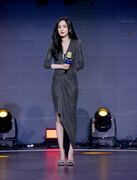 原创杨幂红毯秀全场mvp零下裹低胸裙露豆腐腿冻得脸僵真怪异