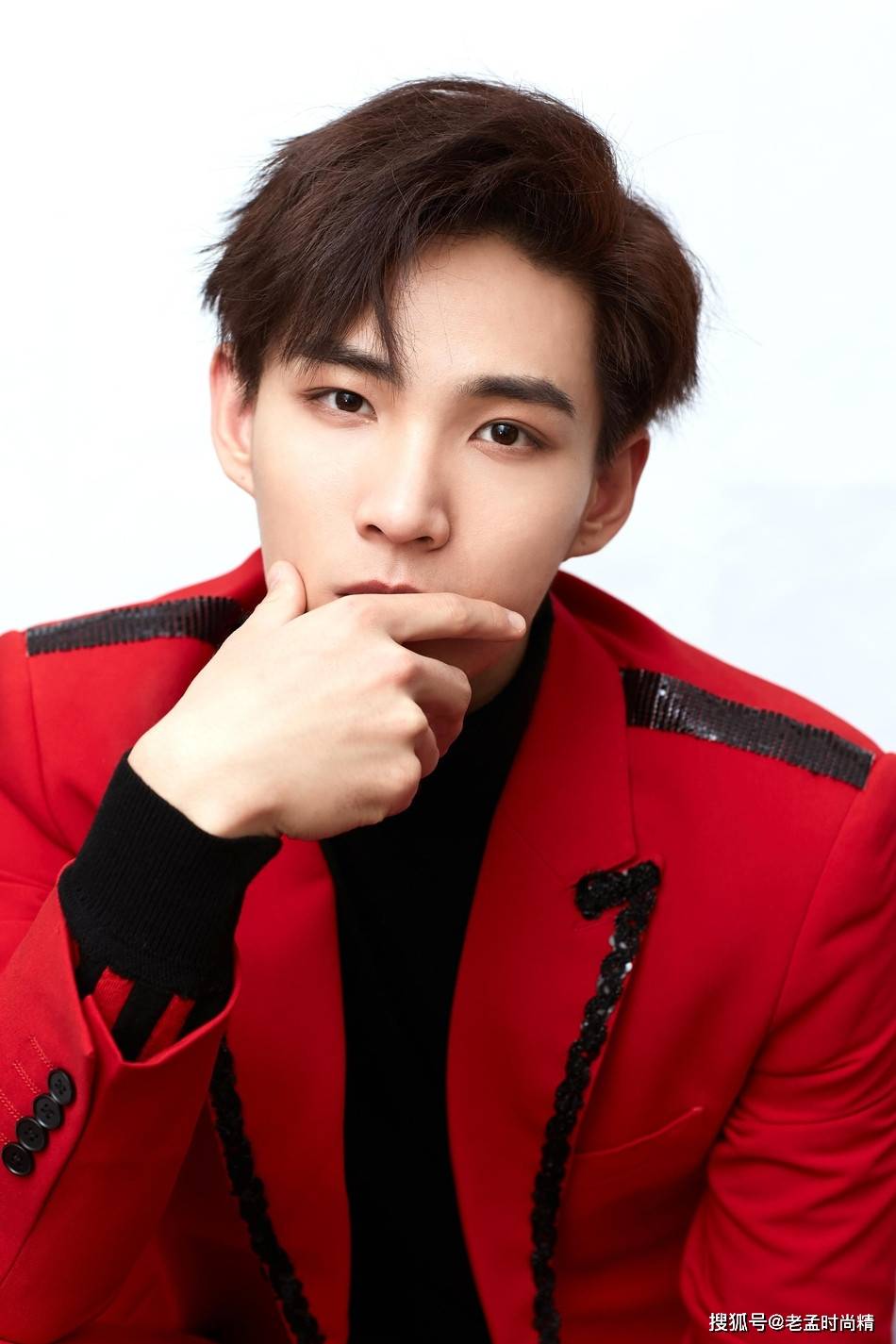 李鑫: 一身红色西装领口黑色, 帅气增添精致闪亮