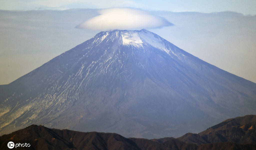 远眺日本富士山气势雄伟巍峨挺拔