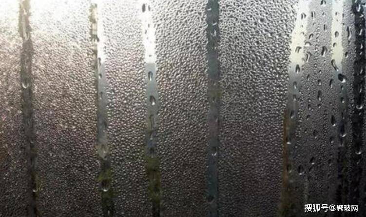 门窗冬天有雾水是怎么回事这是结露现象只要在冬天门窗都会有雾