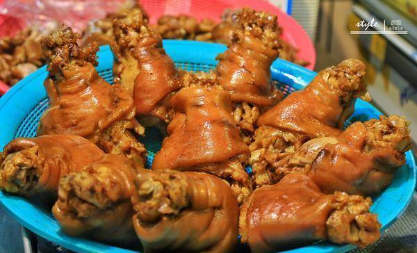 济州最大的传统市场，品尝地道的黑猪肉料理，好吃停不下来
