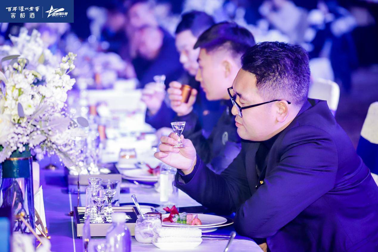 精英荟聚话榜样力量!百年泸州老窖窖龄酒精英俱乐部之夜走进扬州