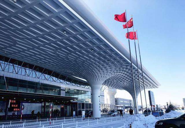 中国边境有个最美机场，离市区仅3公里，出门踏入草原！