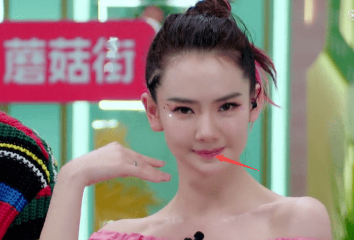 戚薇自称没涂口红,摄影师直接把镜头怼在她嘴上,说谎与否一目了然!