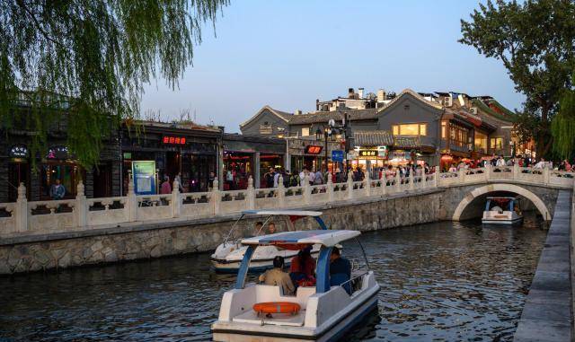 北京城面积最大的街区，拥有众多历史遗迹，旁边是著名的烟袋斜街