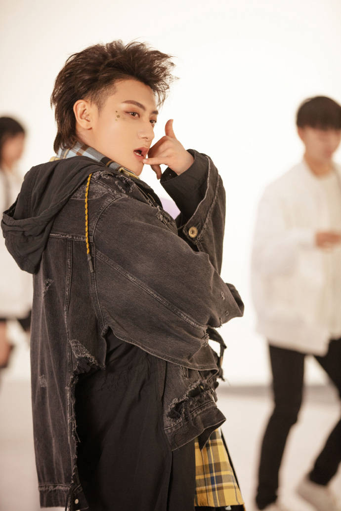 原创黄子韬diss狗仔工作室称不存在随地吐痰行为