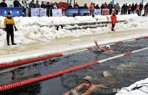 俄罗斯最冷的天气零下70度，俄罗斯人却要这么玩，真是胆子太大了