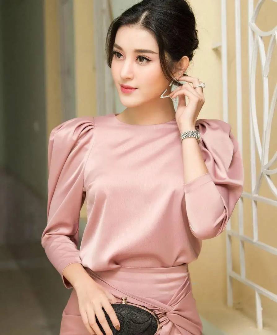 越南"瑰宝"级女神 倾国倾城气质出众 礼服穿出高贵女王范