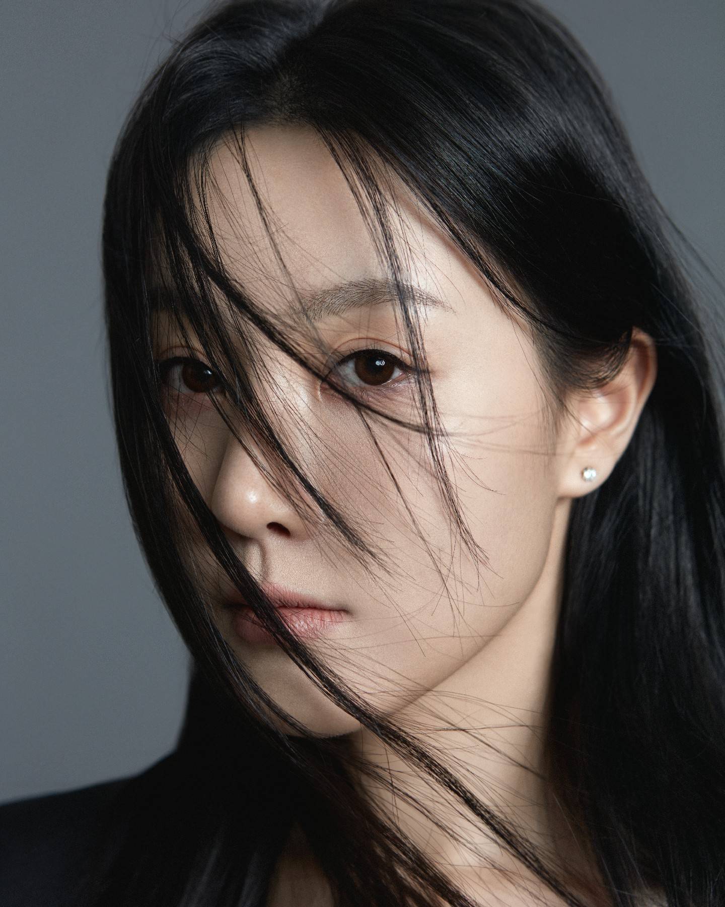 赵叶颐素净时尚大片释出 风格百变可盐可甜