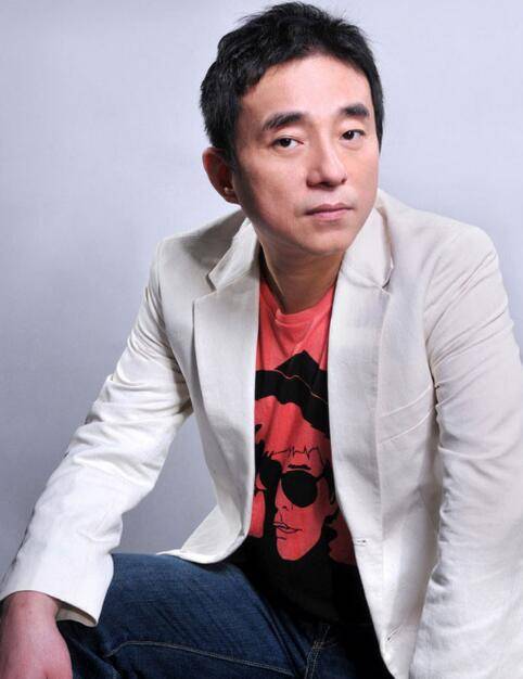 吕方从小就喜欢唱歌,中学时就跟着戴思聪学习唱歌,唱功不俗.