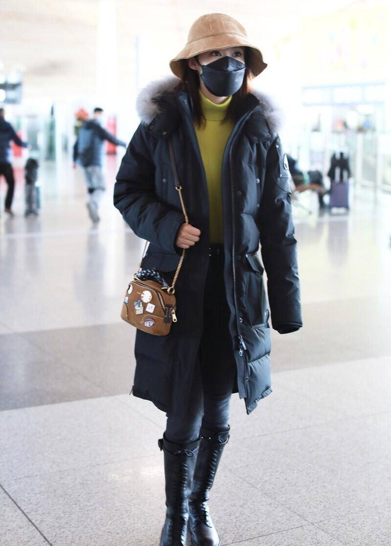 原创李沁太懂时尚,黑色羽绒服保暖低调,搭翠绿色针织衫吸睛又减龄