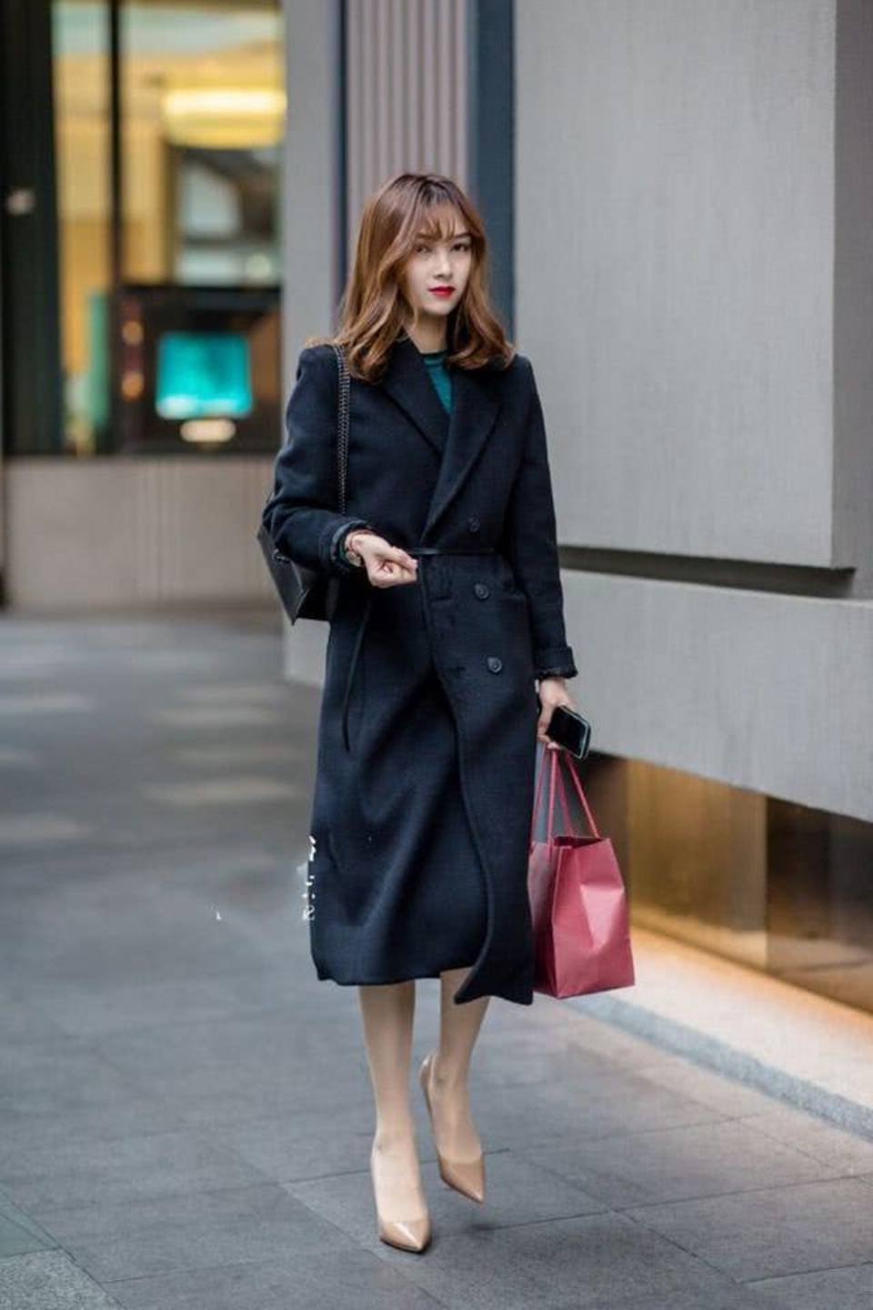 街拍,小姐姐身材苗条,穿抹胸连衣裙充满潮女范_手机搜狐网