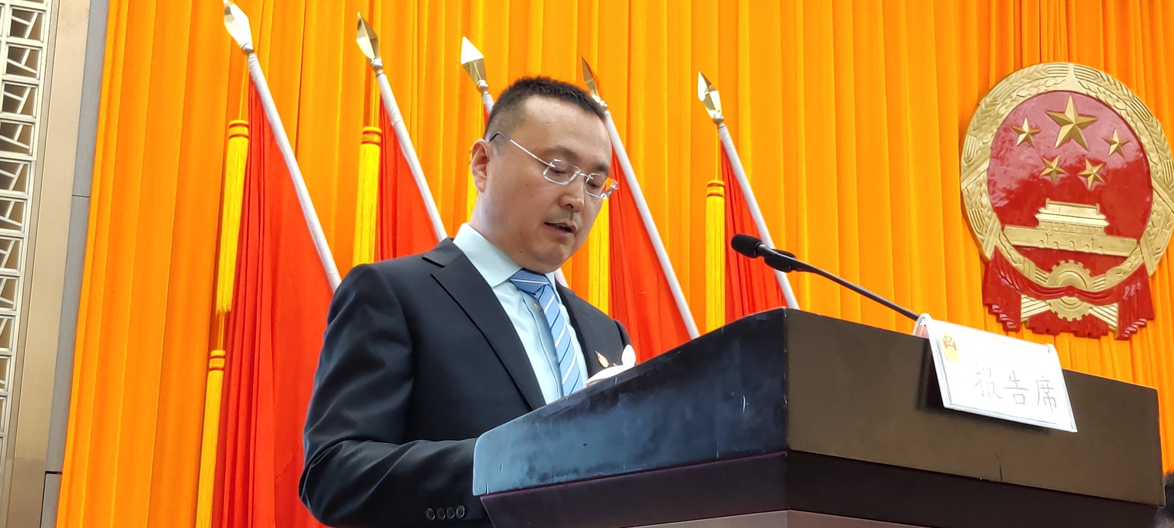 大会还听取了政府副区长高亮同志所作的《关于金凤区第四届人民代表