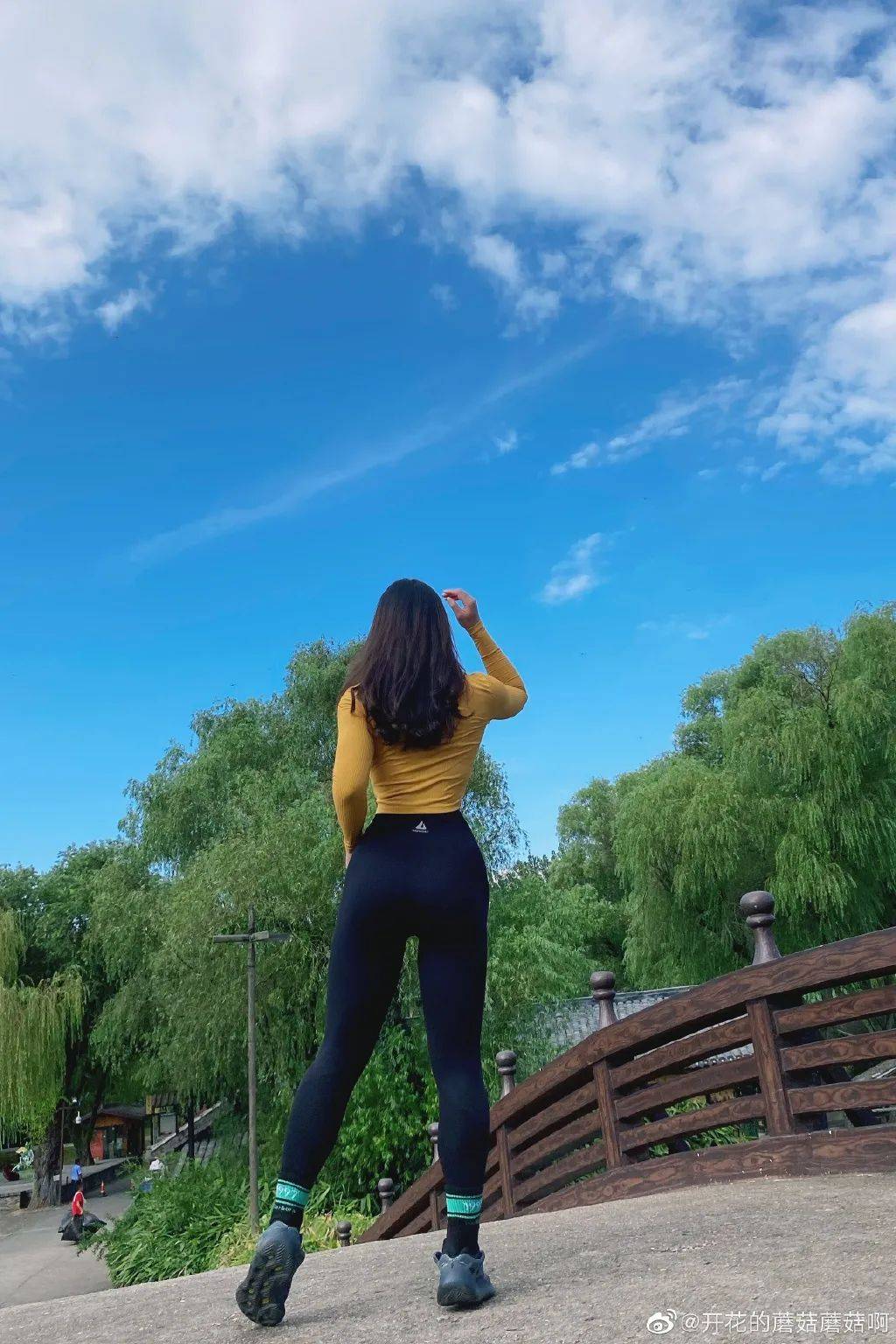 95后女私教撞脸倪妮小蛮腰倒三角这身材比例太完美羡慕