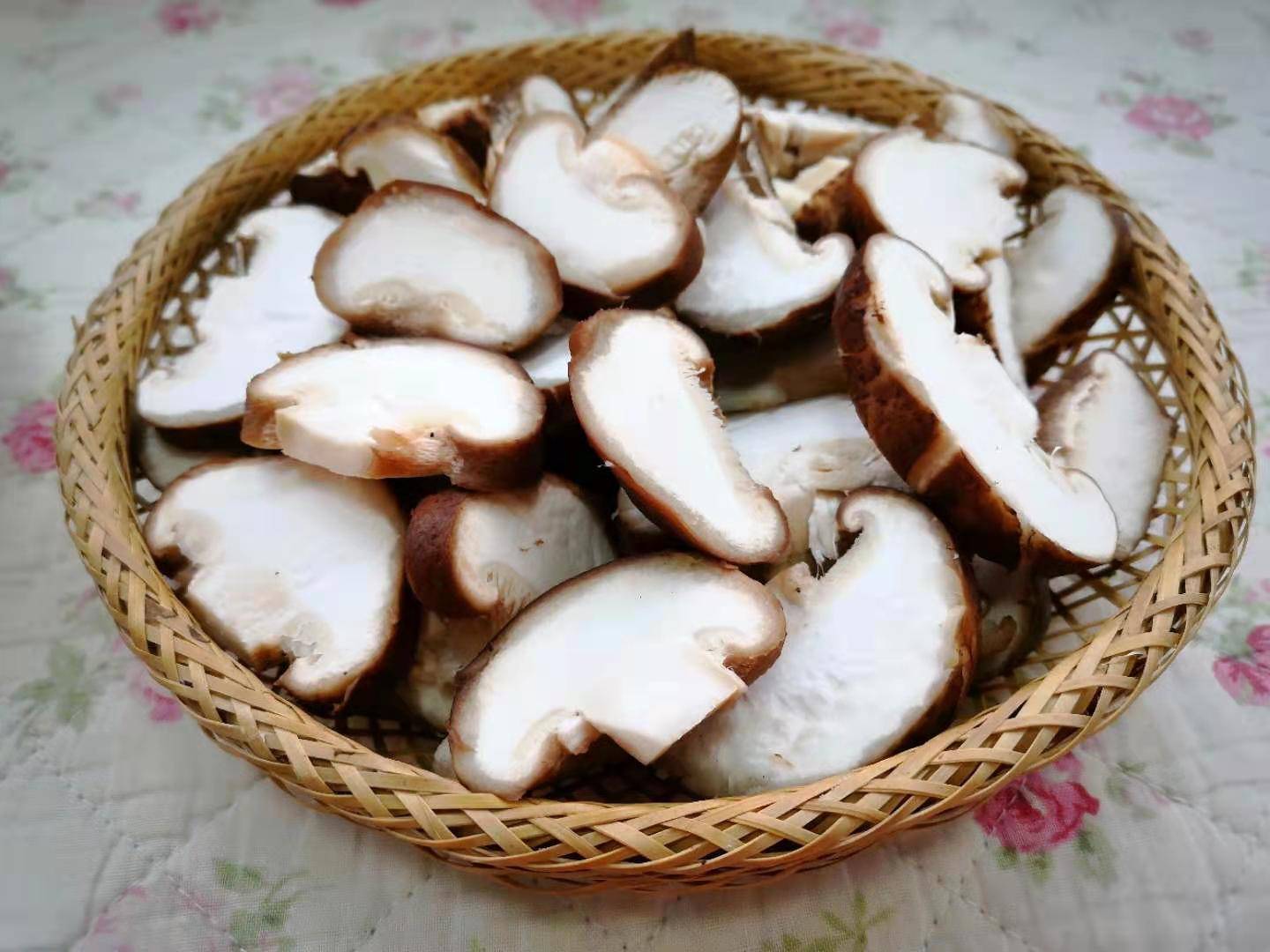 3,锅里加适量水,水开放入香菇片,焯水1分钟后捞.