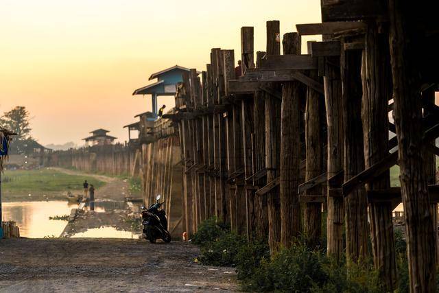 缅甸最古老木桥，浸泡水中150年不倒，还是最佳日落观赏地