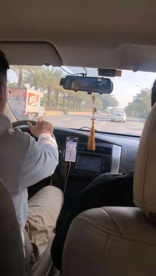 滴滴师傅载了个离婚男乘客要去学校看望他的女儿