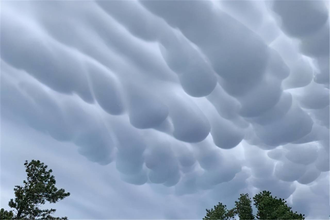 总统山出现怪云,美国人说,这是上帝在警告美国