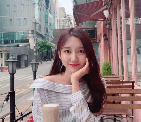 lck新女主持登台风格等同lpl二台颜值完全是秒杀级别