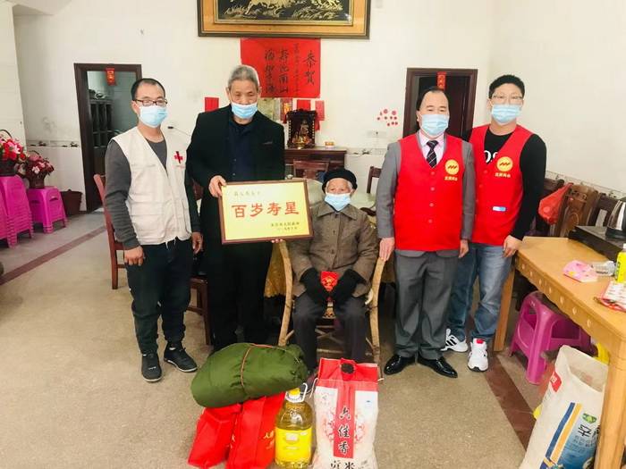福建龙岩多位爱心人士到上杭县南阳镇送温暖