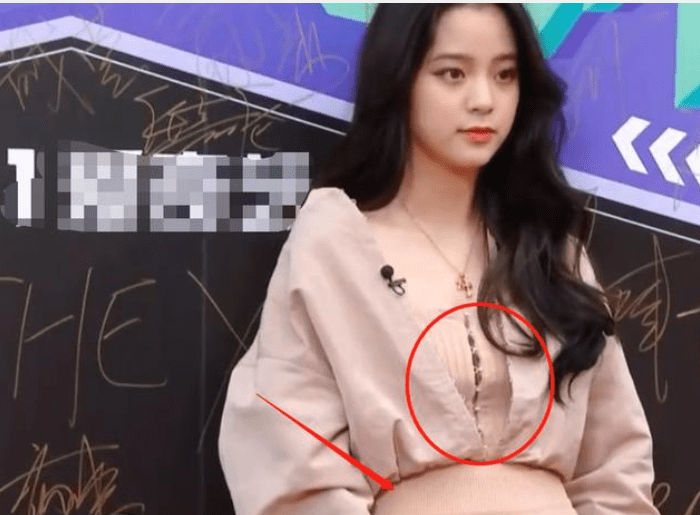 欧阳娜娜性感照公布,紧身上衣撑到开口,网友直呼"这身材发育过猛了吧"