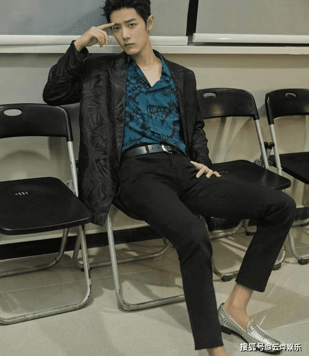 肖战化身"精神小伙",为爱尖叫晚会穿豆豆鞋上台,依旧难掩帅气