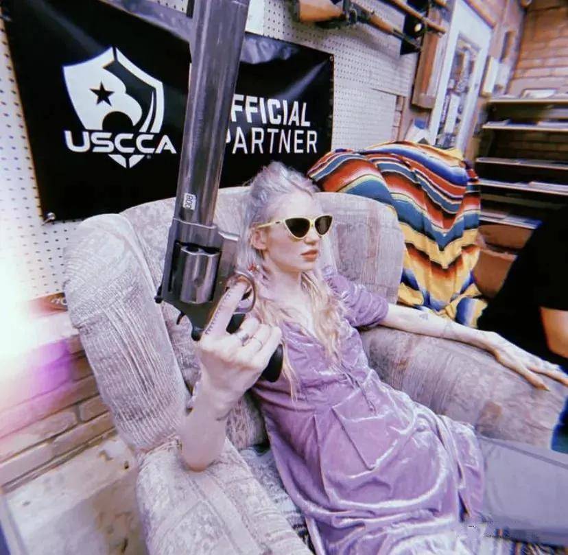 世界首富的品味太"奇葩",贝佐斯新欢50岁,马斯克女友风格魔幻_grimes