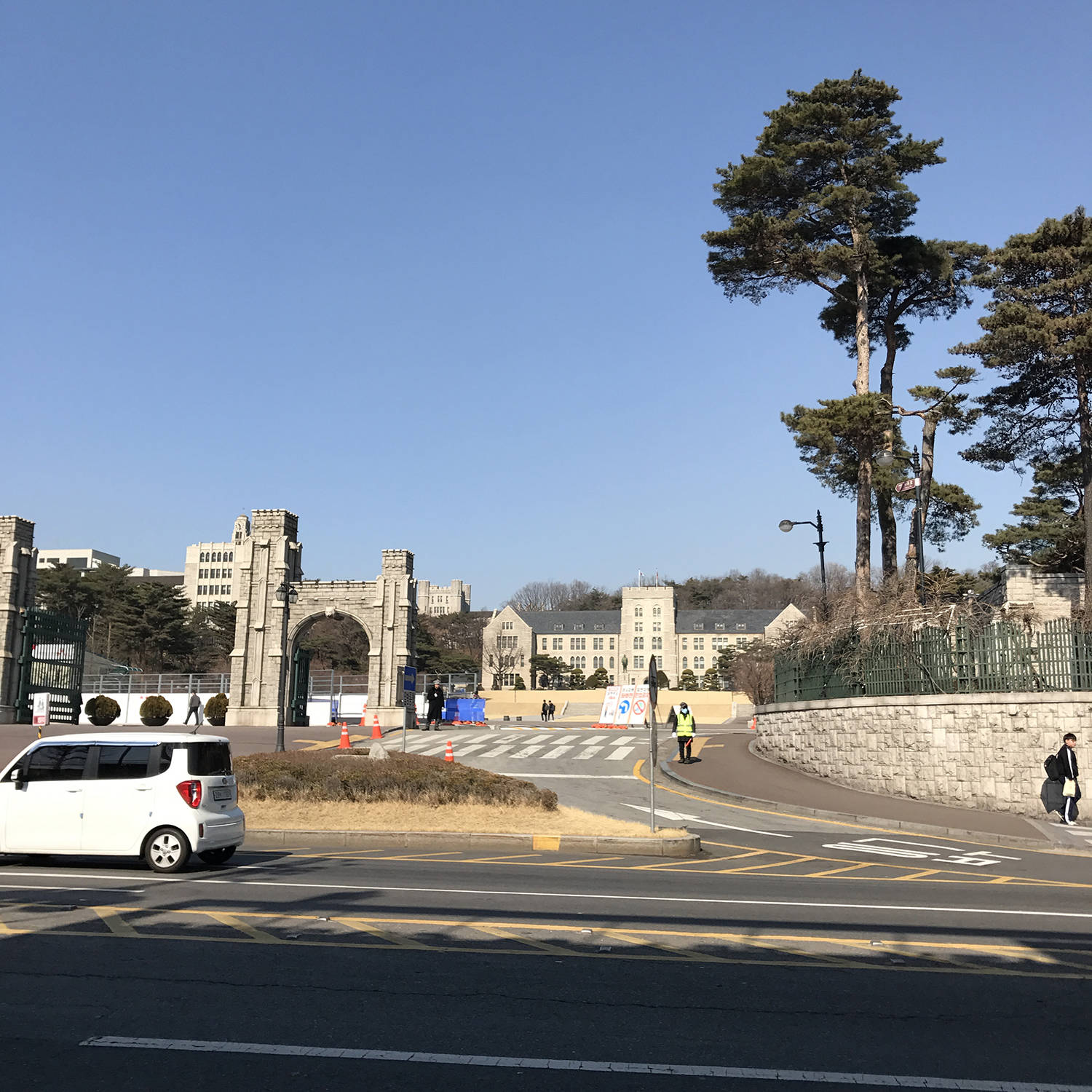 韩国位于东北亚朝鲜半岛南部,三面环海,西濒临黄海,与胶东半岛隔海