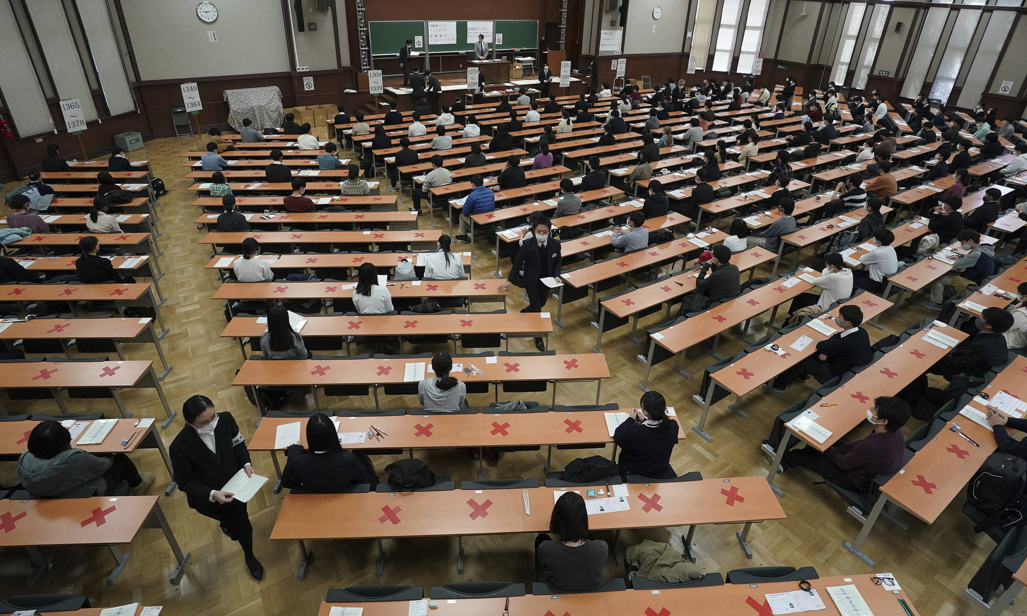 日本高考开考考生必须戴口罩间隔一米落座