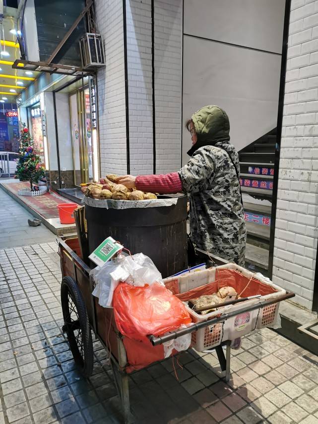 烤红薯摊,温暖城市的那丝气息