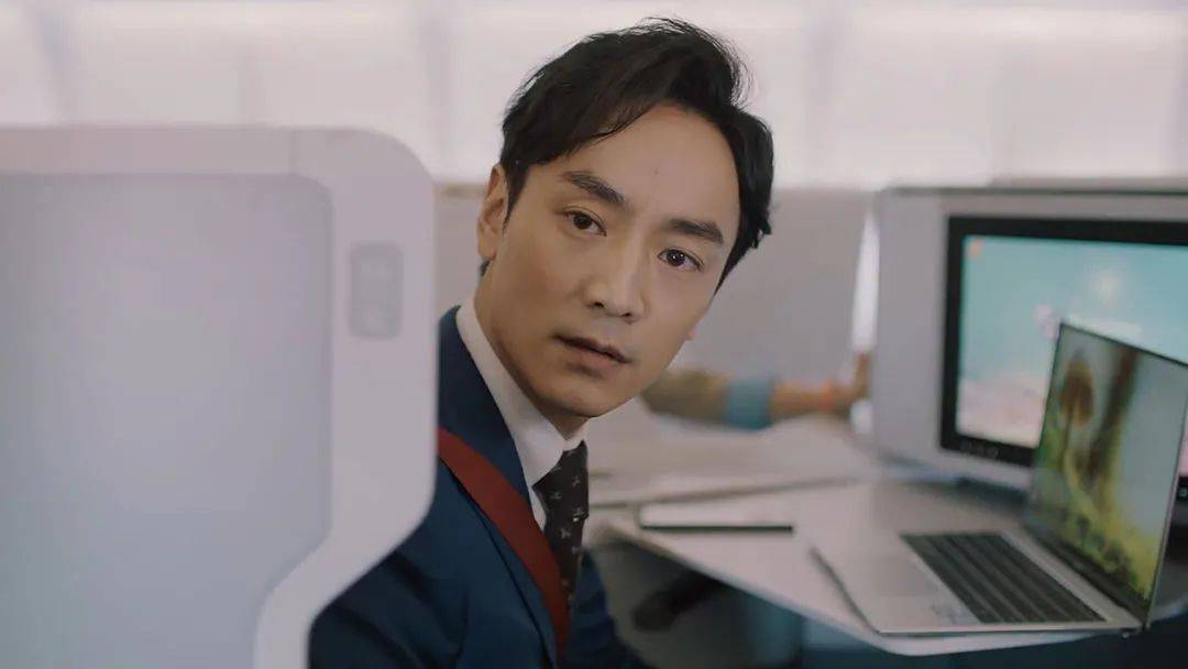 这一切刚好被同机的际格公关公司高管霍伟伦看到,他