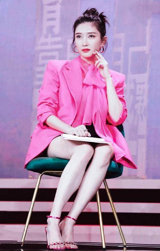 江疏影的冷白皮真惹眼穿死亡芭比粉西装高级冷艳一般人别尝试