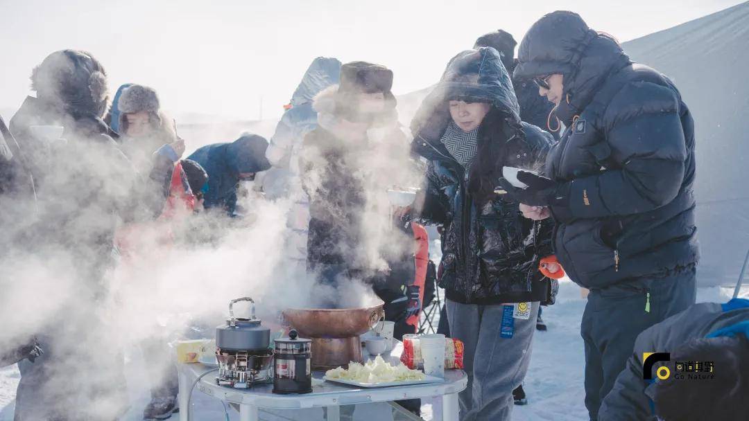 雪地打火锅、自制“冰”糖葫芦，冬季扎营就要烟火气十足