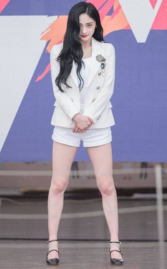 周洁琼的腿竟然胖成这样,膝盖一堆肉肉,曾经的《偶练》导师不复存在!