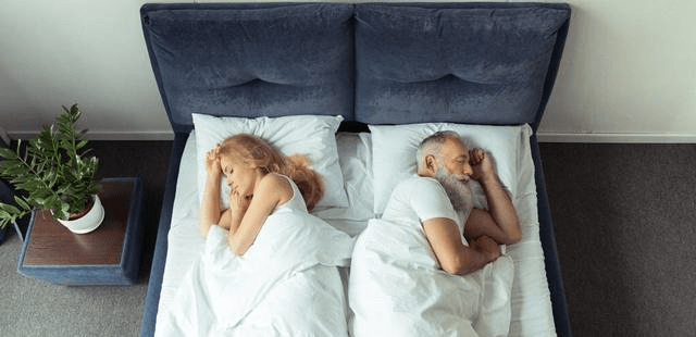 结婚后夫妻间的这5种睡姿,体现了你们的情感状态,别怀疑