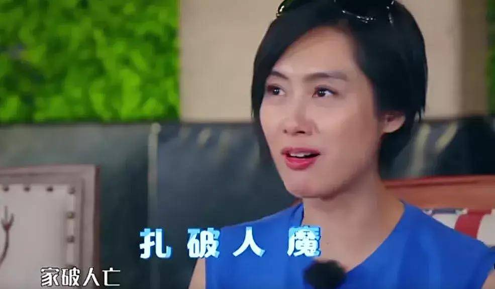 放弃周星驰下嫁后被婆家欺负，朱茵年近50为复出扮嫩，拉丈夫女儿出镜却惨遭群嘲（组图） - 41