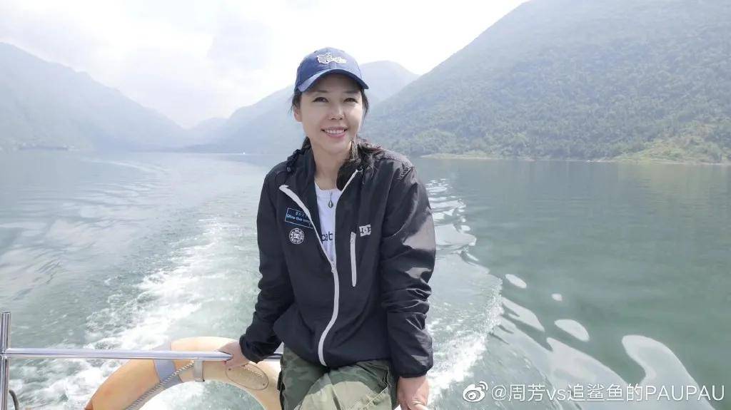 而在中国,却有一位女导演周芳,用5,6个人的团队,花了3年的时间,几乎