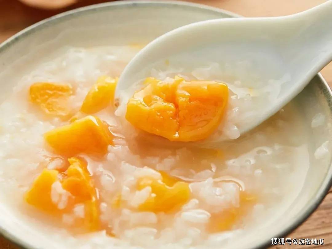 将返蜜薯—返蜜地瓜洗净去皮,切成小块;02.