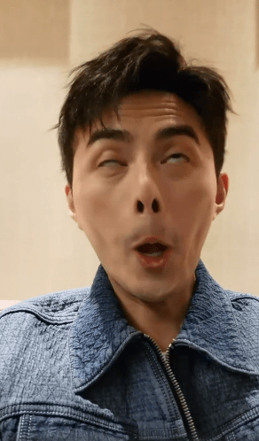 娃娃脸肌肉男星拍拆弹专家表情夸张坦言为自己寻机会