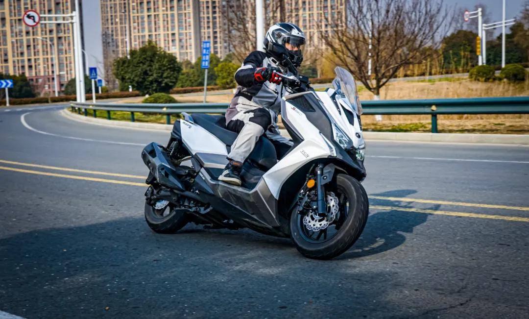 368万起光阳赛艇s350抢先测评凭什么让不骑踏板的人也爱不释手