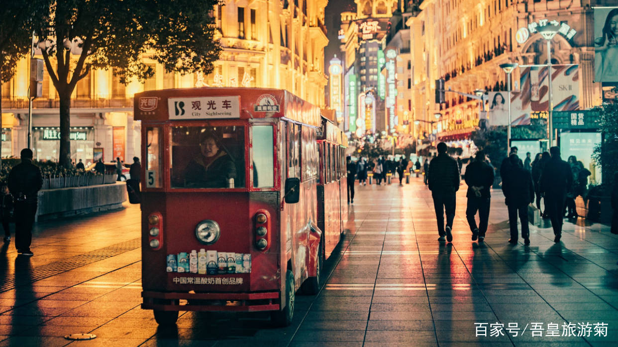 上海最有名的步行街，整日人山人海，上海人却说是外地人才会去