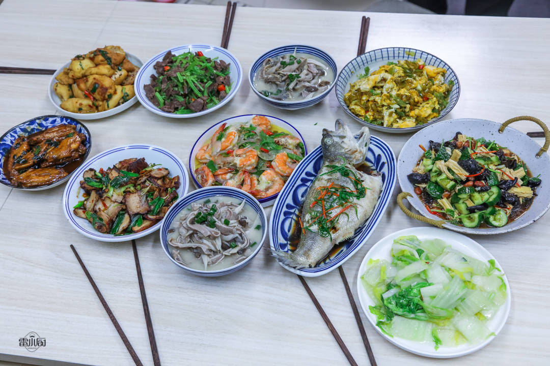 舅舅一家来做客,妈妈做了10道菜招待,大伙吃了都说好_客人