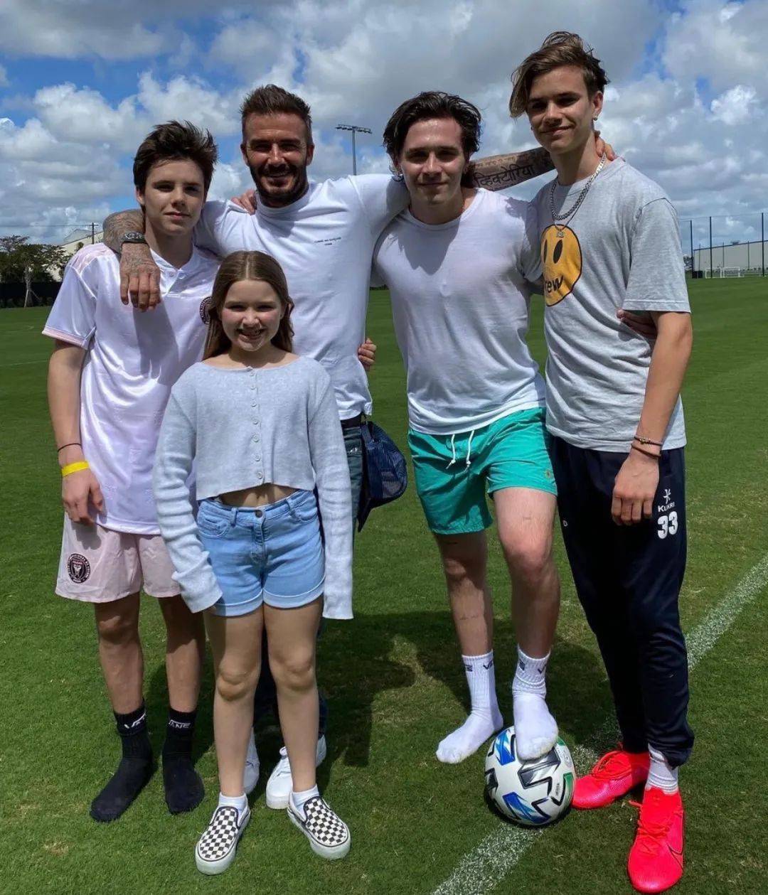 贝克汉姆二儿子时尚大片,气质比哥哥好,这是遗传谁的基因?_手机搜狐网