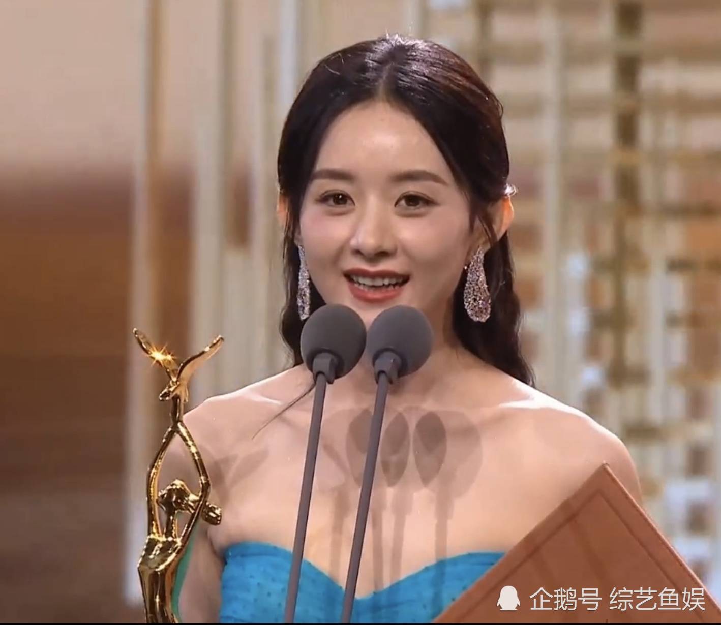 金鹰后台:赵丽颖给王一博介绍前辈,何老师一个举动对他们太宠溺_获奖