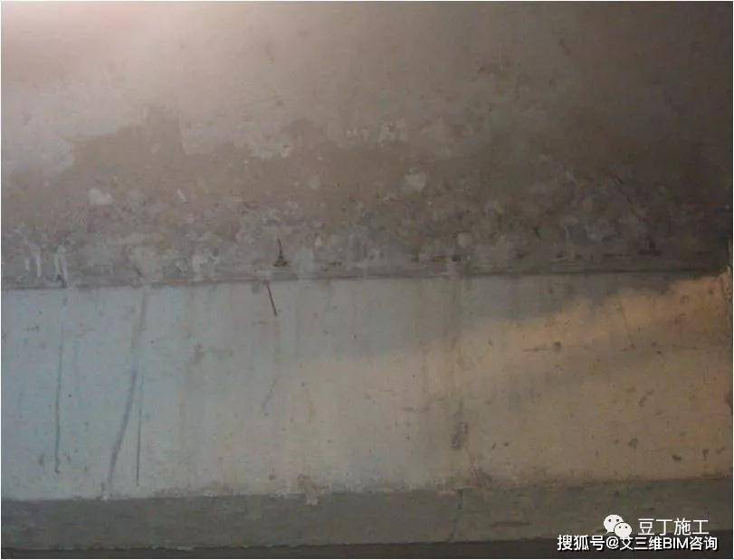 楼梯平台梁梁底未及时清理导致的夹渣