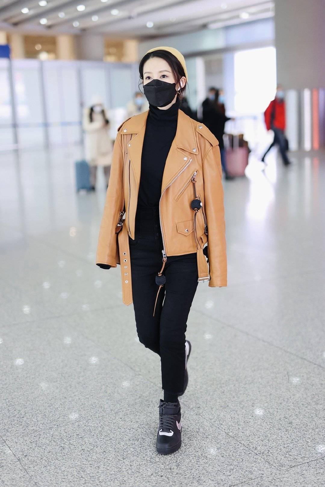 李沁这次选择的是比较显酷飒的酷帅风,卡其色的短款皮衣搭配黑色高领