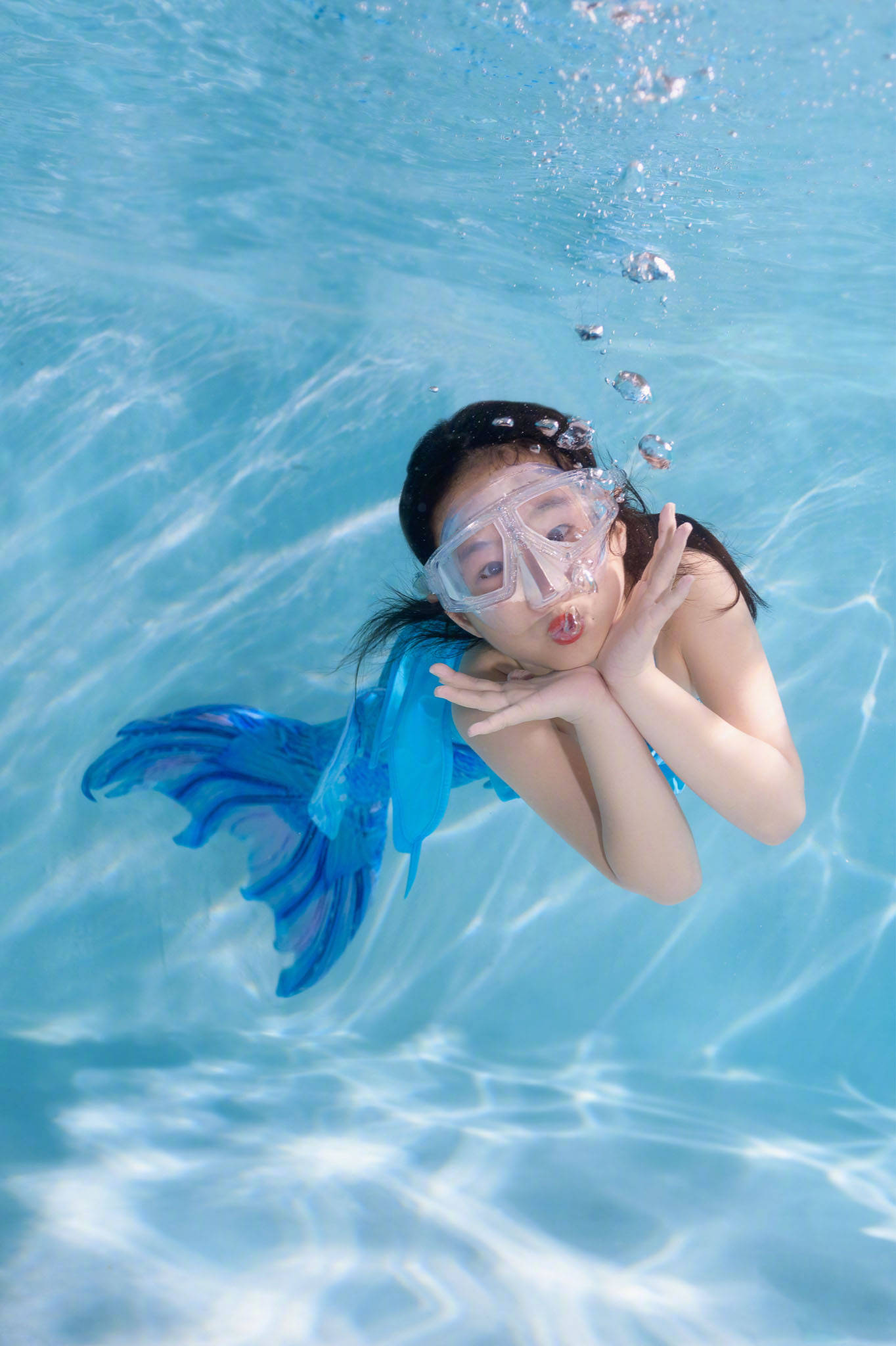 黄奕给8岁女儿庆生母女穿红裙面对蛋糕许愿小美人鱼水中很美