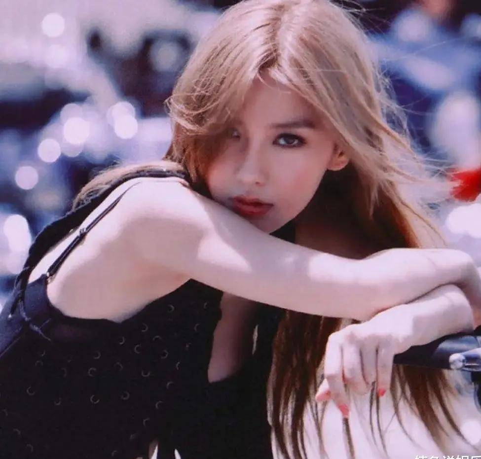 baby嫩模时期旧照流出,混血范超浓,每一张都像瓷娃娃