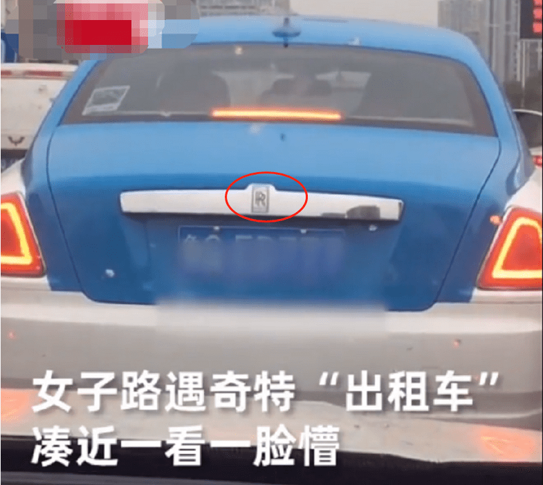 女司机偶遇 蓝白 出租车 看见车标忙踩刹车 这车谁敢惹 汽车